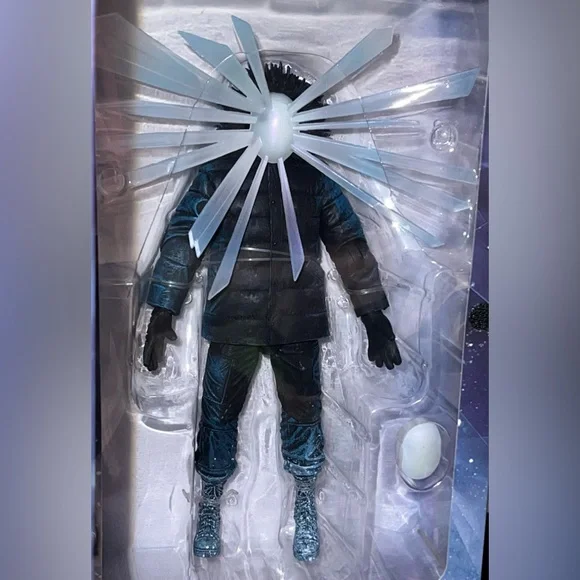 NECA The Thing SDCC Lenticular Cover & The Thing MacReady Outpost 31 7 Figures